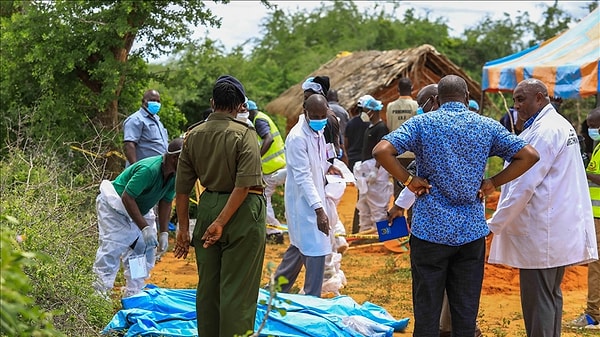 Bir tarikat liderinin, müritlerini "kurtuluşa ermek" için aç kalmaya teşvik etmesiyle suçlanmasının ardından Kenya'nın güneydoğusunda yer alan Shakahola Ormanı'ndaki toplu mezarlardan şu ana kadar 300'den fazla ceset çıkarıldı.