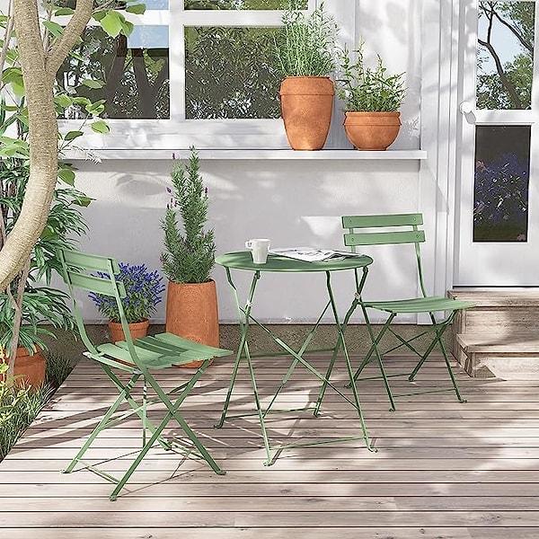 13. Kahvenizi bu tatlı mı tatlı yeşil rengiyle büyüleyen masa ve sandalyelerde yudumladığınızı hayal edin.