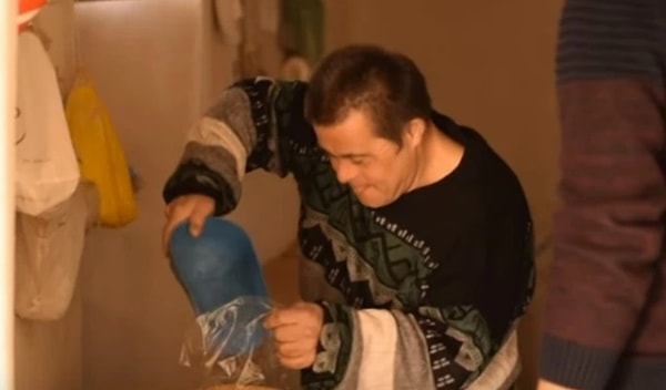 Джад Исса, отец Садера, работает на мельнице недалеко от своего дома