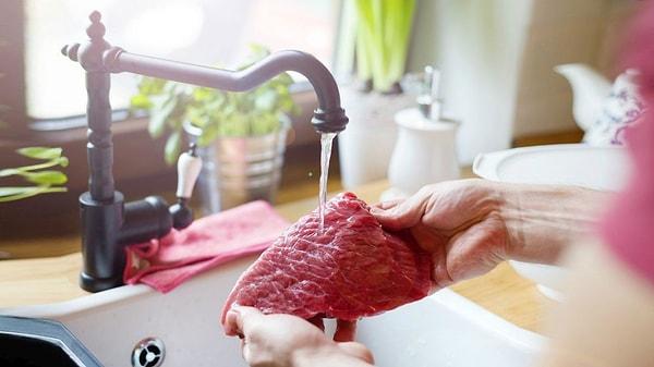 Et veya kemikleri temizleyin: Eğer et kullanıyorsanız, fazla yağları veya derileri temizleyin. Kemikleri ise iyice yıkayın.