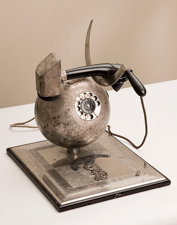 1. Представители какой страны сделали Сталину такой подарок?