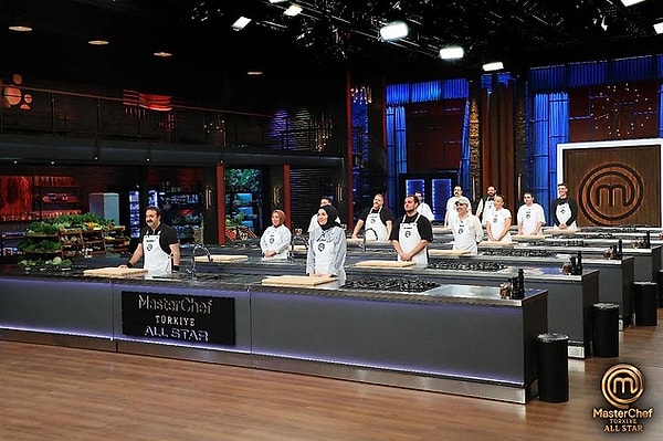 2. TV8 ekranlarının sevilen yarışma programı MasterChef Türkiye, yeni sezonda yeni formatıyla izleyicilerinin karşısına çıktı. Bu yıl All Star formatıyla yayınlanacak programda birbirinden başarılı yarışmacılar arasında kıyasıya bir rekabet yaşanıyor. Eski sezondan pek çok yüzlerin olduğu MasterChef Türkiye All Star'ın ilk bölümünde yarışmacılar ana kadroya girebilmek için yarıştı. Peki MasterChef All Star'da ana kadroya giren ilk isim kim oldu?