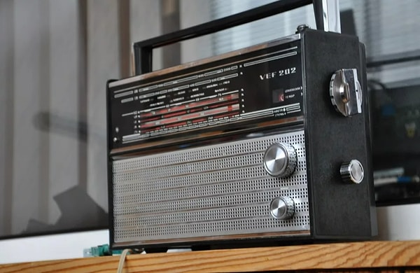 5. Как называлось радио, позывные которого будили всех по утрам?