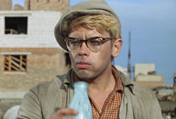 10. Какого цвета была крышка на бутылке для кефира?