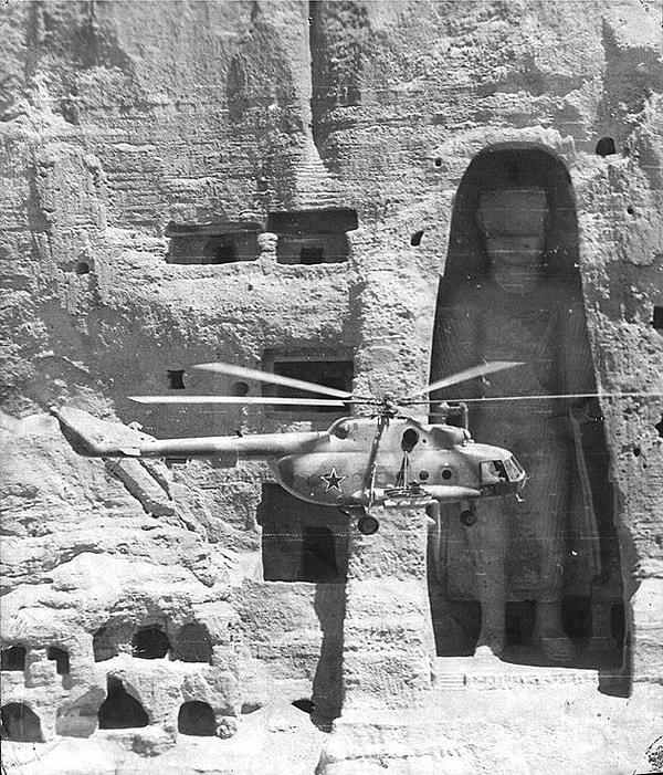2. Afganistan'ın Bamiyan bölgesinde uçan Sovyetler Birliği'ne ait MI-8 helikopteri, devasa bir Buda heykelinin önünde uçuyor. (1980)