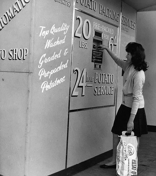 3. İngiltere'deki ilk ve büyük ihtimalle son patates otomatını kullanan bir kadın. (1962)