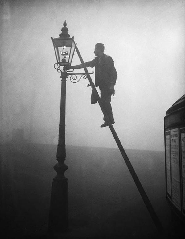 11. İngiltere, Londra'da sokak lambası yakan bir adam. (1935)