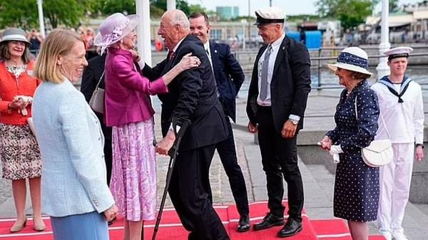 Kraliçe II. Margrethe ile gülerek selamlaştı