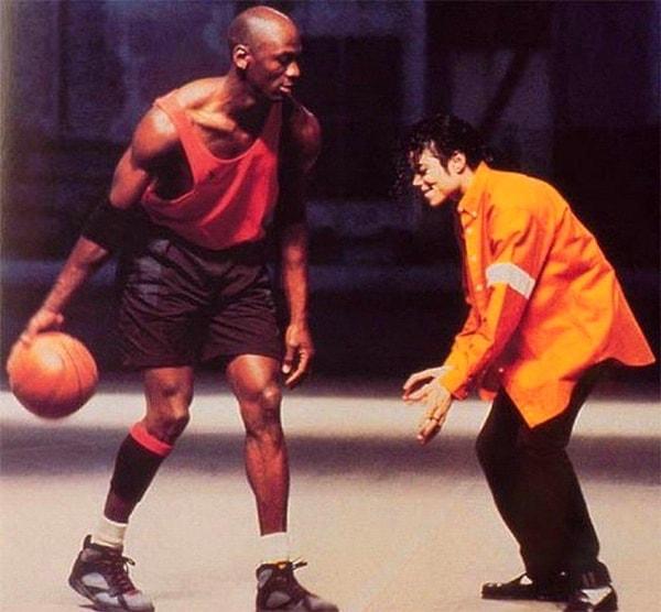 4. Micheal Jordan ve Micheal Jackson basketbol oynuyor. (1992)