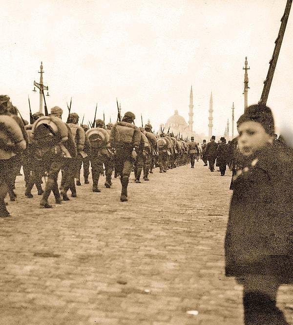 10. I. Dünya Savaşı sırasında İstanbul, Galata Köprüsü'nde yürüyen Türk askerler. (1914)