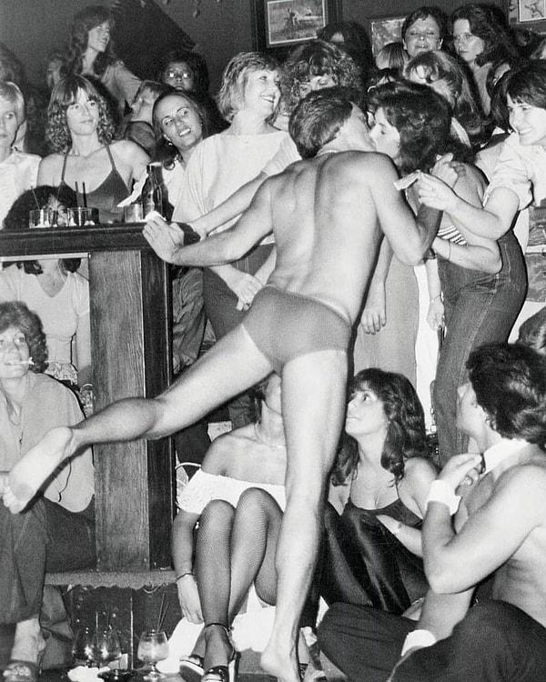 9. ABD, Los Angeles'taki ilk striptiz kulübü olan Chippendales Gece Kulübü'nden bir kare. (1979)
