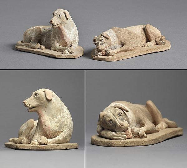 1. Çin'in M.S. 550 yılları civarı Altı Hanedanlık döneminden iki seramik köpek figürü.