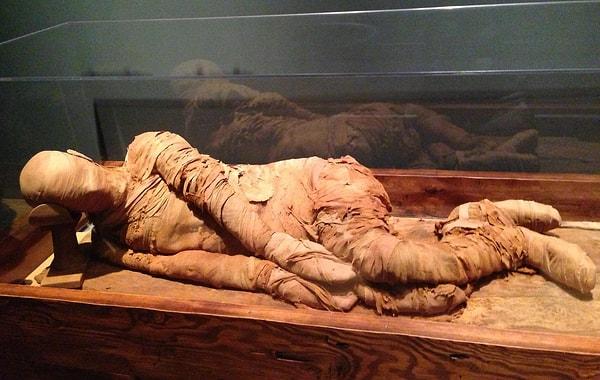 2. Mısır'ın Eski Krallık döneminde, M.Ö. 2300 yıllarında yaşamış bir adama ait mumya.