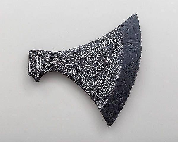 10. Viking Çağı'ndan M.S. 11. yüzyıla tarihlenen süslemeli balta.