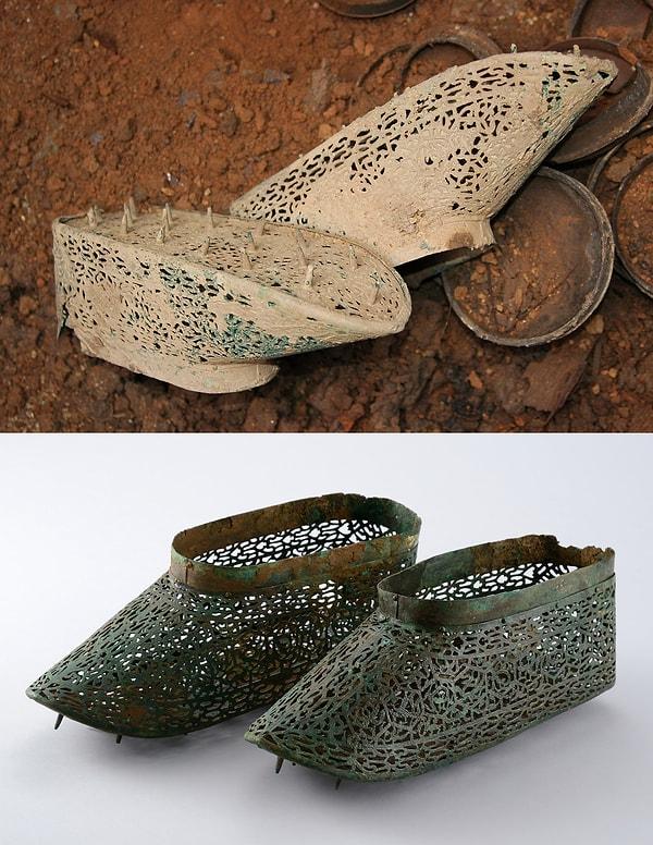 12. Kore sınırları içinde 4. yüzyılda var olan Baekje Krallığı dönemine ait, bir mezar höyüğünde bulunan bronz cenaze ayakkabılarının temizlenmeden önce ve sonraki halleri.