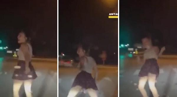 Bir kadın, kırmızı ışık yandığı sırada motorundan inip dans etti.