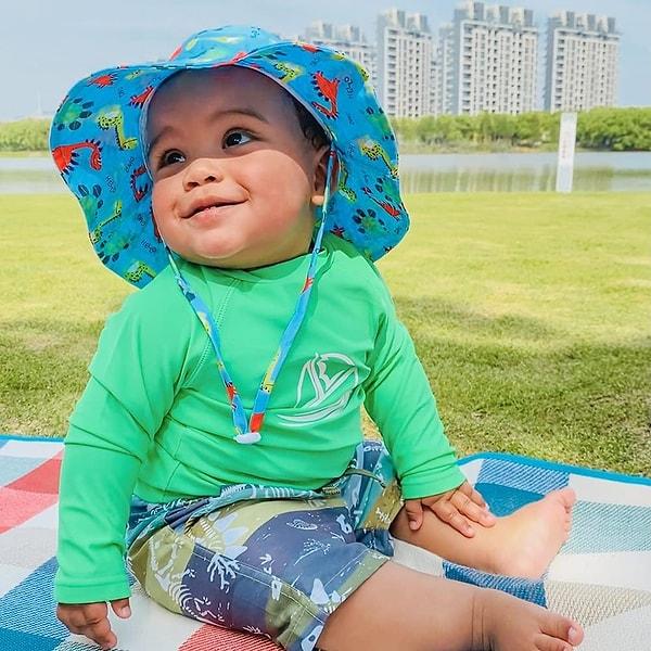 10. UPF 50+ UV ışınlarının %98'ini bloke ederek bebeğinizi koruyan, ayarlanabilir askılı bir şapka.