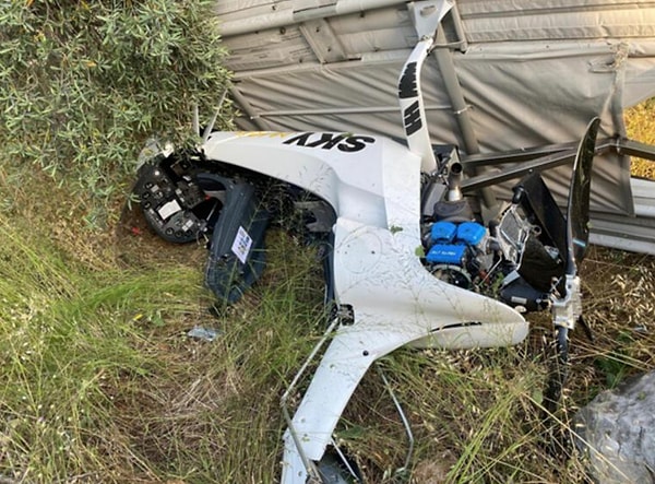 Pilot Sinan Yılmaz ve Melis Sütşurup'un içinde olduğu cayrokopter, Gökova körfezi üzerinde tur atarken aniden motor arızası verdi. Pilot, türbülanstan kurtulmak için tarlaya iniş yapmaya karar verdi ve zeytin ağalarına çarparak durdu. Cayrokopterin burun üstü çakılmaktan zeytin ağaçları sayesinde kurtulduğu söyleniyor.