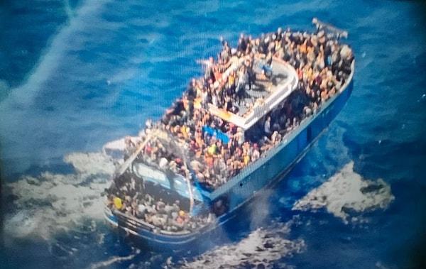 Teknenin ambarında yaklaşık 100 çocuğun bulunduğu iddia edildi.