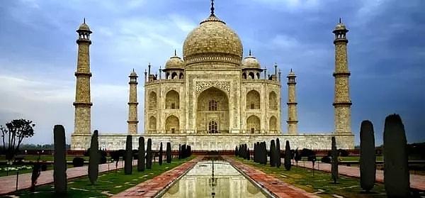 Tac Mahal, dünya üzerindeki en etkileyici yapılar arasında yer alan bir anıttır.