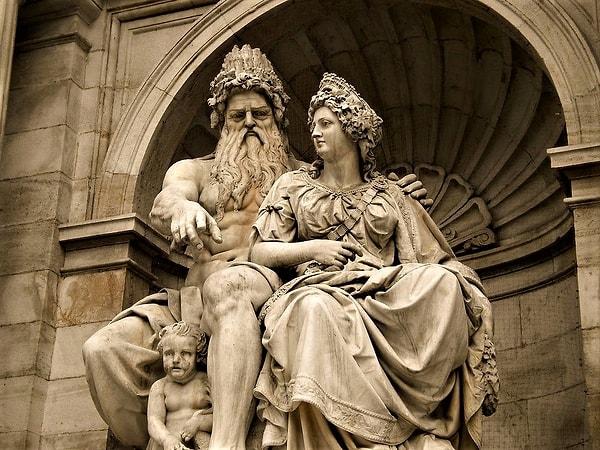 "Tanrıların ve İnsanların Babası" olan Zeus da bu mitolojinin en önemli tanrılarından biridir. Diğer bir tabirle Zeus olmasaydı Yunan mitolojisi diye bir şey olmazdı desek haksız sayılmayız. Özellikle Zeus'un çapkınlıkları...