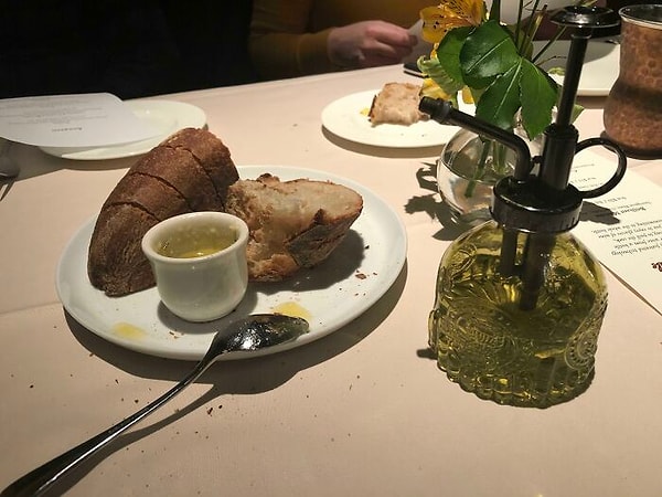 12. «Сегодня узнали на собственном горьком опыте, что дезинфицирующее средство для рук в итальянском ресторане выглядит точно так же, как оливковое масло»