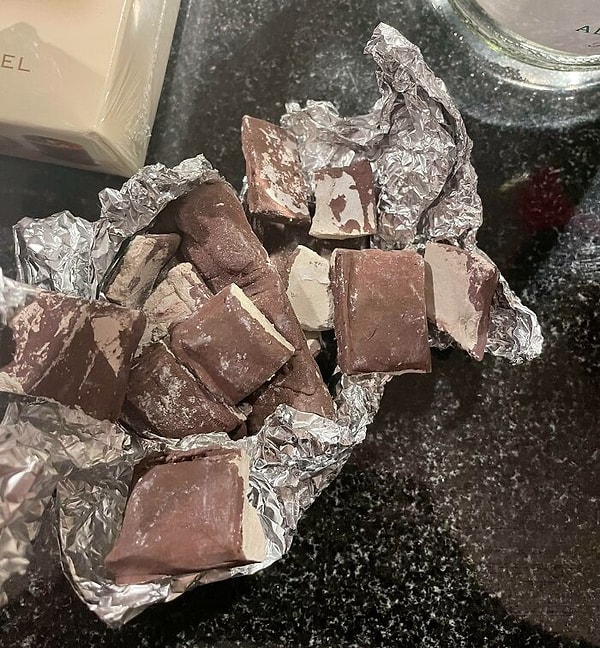 31. «Увидел эти кусочки шоколада, лежащие на столе, и решил откусить. Оказывается, сегодня в школе мой брат покрасил полимерную глину в коричневый цвет, чтобы разыграть меня. У него получилось»