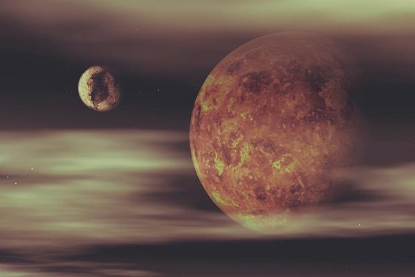 Dünya da dahil olmak üzere güneş sistemimizdeki gezegenlerin çoğu Güneş etrafındaki yörüngeleriyle aynı yönde dönmeye sahipken, Venüs retrograde rotasyonuyla öne çıkmaktadır.