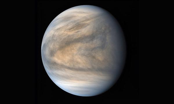 Sonuç olarak Venüs'ün kendi ekseni etrafındaki bir dönüşünü tamamlaması yaklaşık 243 Dünya günü sürmektedir ki bu süre Dünya'nın 24 saatlik dönüşüne kıyasla çok daha uzundur.