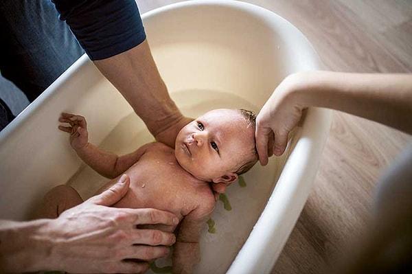 Sırt dikeni olan bebeğini yıkarken ebeveynlerin endişe etmesi gayet normal.