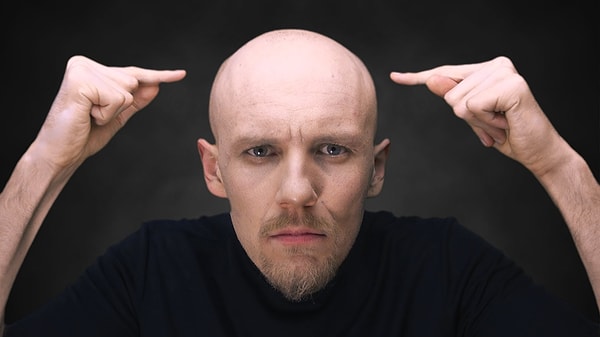 11. «Мыслитель» Огюста Родена поддерживает подбородок или голову?