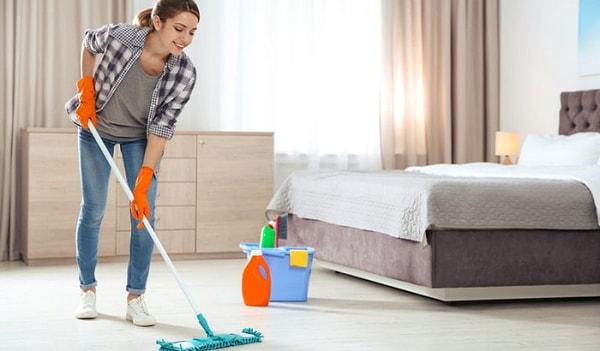 Temizlik yaparken her seferinde tek bir odayı temizleyerek temizliğinizi daha hızlı bitirmeniz mümkün.