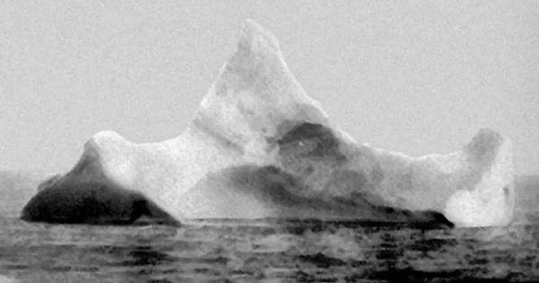 4. Üzerinde kırmızı ve siyah boya olan buzdağı. Bunun Titanik'in batmasına sebep olan buzdağı olduğu düşünülüyor. (1912)
