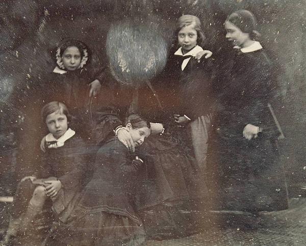6. Kraliçe Victoria ve çocukları (1852). Kendisini beğenmediği için fotoğrafta kendi yüzünü karalamış.