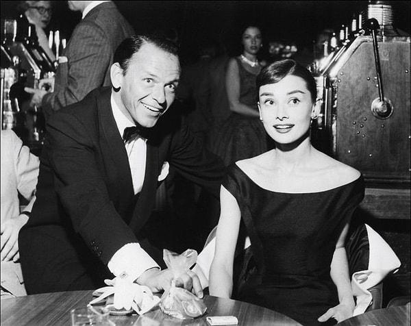 9. Frank Sinatra, Vegas'taki şovuna gelen Audrey Hepburn'ü selamlıyor. (1956)