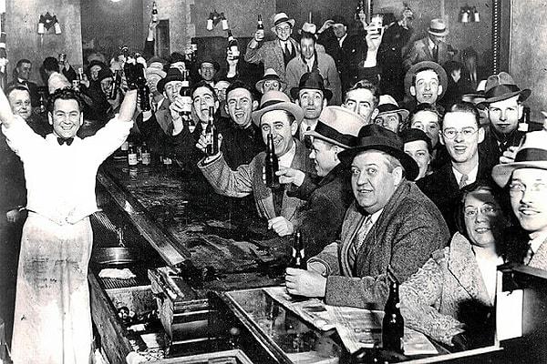 13. 13 yılın ardından ABD'de içki yasağı döneminin kalkmasını kutlayan halk. (5 Aralık, 1933)