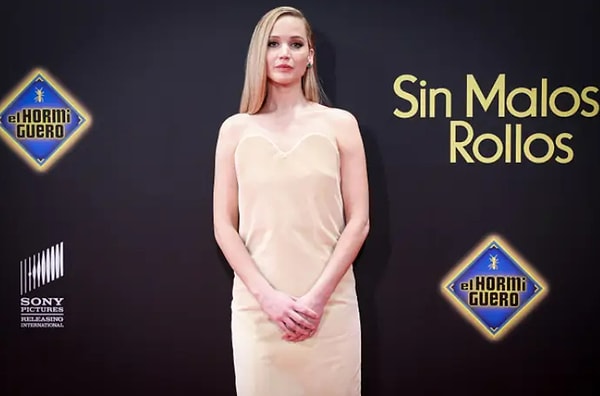 Актриса пришла в очень странном обнаженном платье, которое выглядело одновременно как 2D и 3D. Разработанный Loewe наряд имел структурированный лиф с вырезом в форме сердца