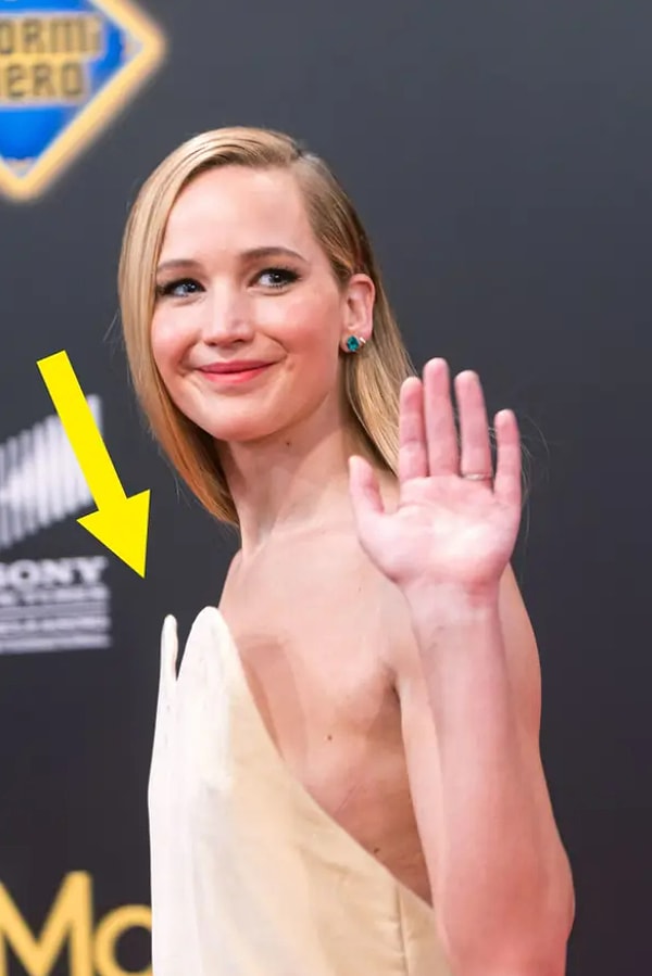 И, как видите, спереди платье выглядит плоским. Но как только Лоуренс поворачивается, топ отклеивается от тела