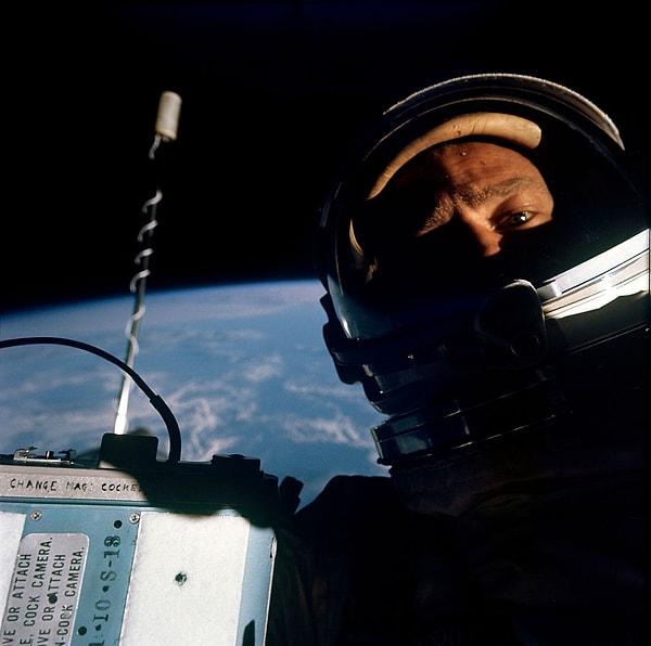 15. Gemini 12 göreviyle 1966 yılında Buzz Aldrin, uzaydaki ilk özçekimi yaptı!