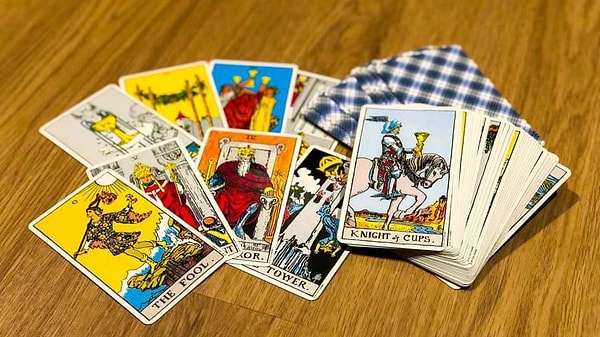 4. Выберите карту Таро: