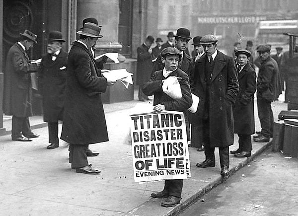 17. Titanik felaketinin ardından Londra'da gazeteci bir çocuk. (16 Nisan, 1912)