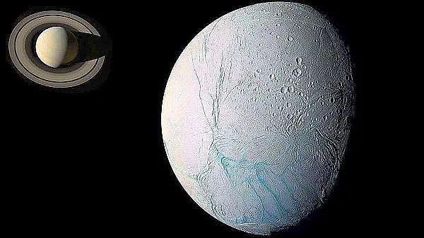 Neyse ki, Enceladus dağınık halde olan küçük canavar. Gayzerleri aktif olmaları sürekli devam eden bir özelliğidir.