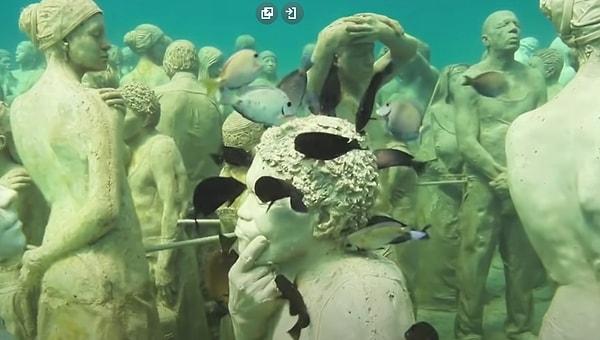 Sessiz Evrim, 403 gerçek boyutlu insan heykelinden oluşan ve 420 metrekarelik deniz yatağını kaplayan büyüleyici bir eser.