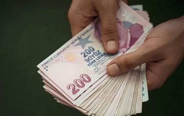 Emekli sandığından aylık alanların ise aylık ödemeleri 23 Haziran'da hesaba geçecek. Bu kapsamda 14 virgül 4 milyon emekliye 25 virgül 7 Milyar lira bayram ikramiyesi ödenecek.