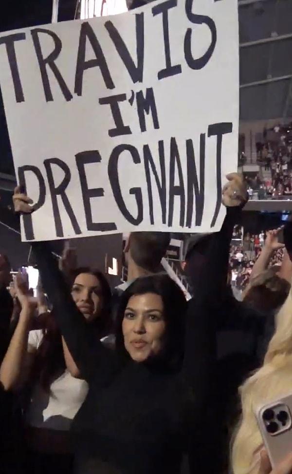 Eşinin konserine giden Kourtney Kardashian, hamile olduğunu açtığı pankartla duyurdu!