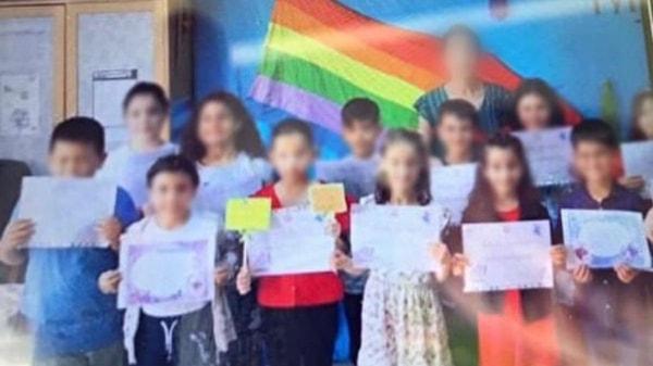 Silivri'deki Kavaklı İlkokulu'nda 2-A sınıfında sınıf öğretmenliği yapan A.N. isimli öğretmen, öğrencilerin karne almasının ardından hatıra fotoğrafını sınıfa asılan LGBT bayrağı önünde çektirdi.