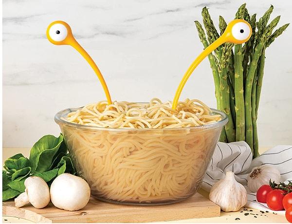 12. Spagetti çatal seti sadece sevimli görünmekle kalmaz, aynı zamanda her öğünde mutlaka sahip olunması gereken bir mutfak aksesuarıdır.