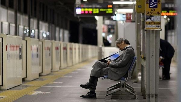 Ve son durağımız: Japonya'daki ekstrem çalışma saatleri. Eminiz daha önce yolda/metroda uyuklayan Japon insanların fotoğraflarına denk geldiniz.