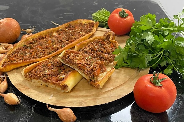 Serving and Enjoying Turkish Pide: