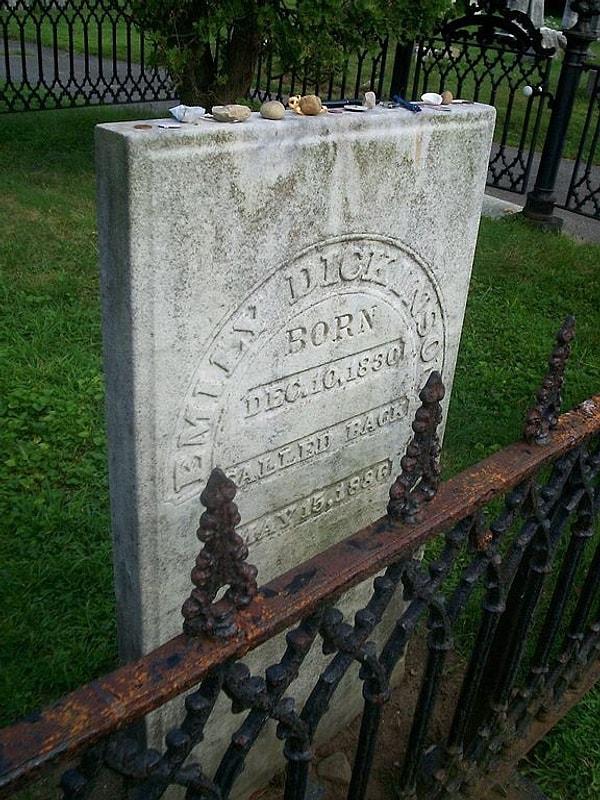 11. Dickinson’ın yeğeni, ona özel bir mezar taşı hediye etti.